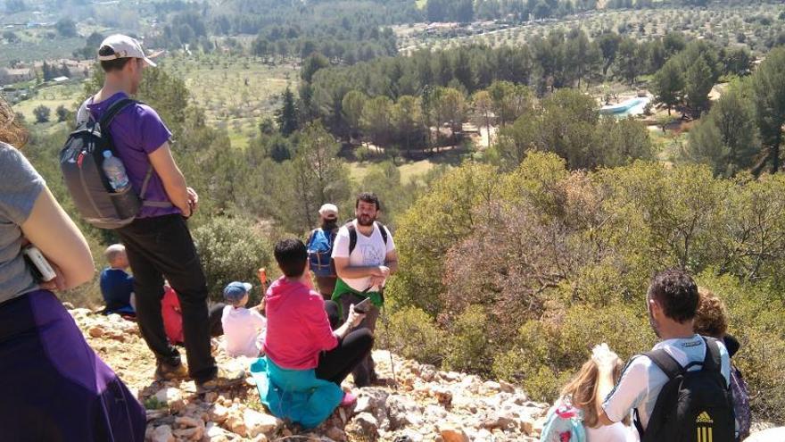 Asistentes a la excursión atendiendo las explicaciones del arqueólogo.