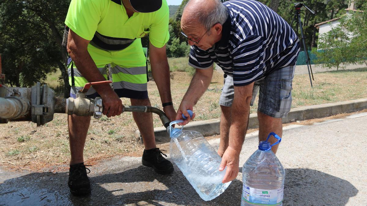 VÍDEO | Indignació entre els veïns sense aigua de Llagostera