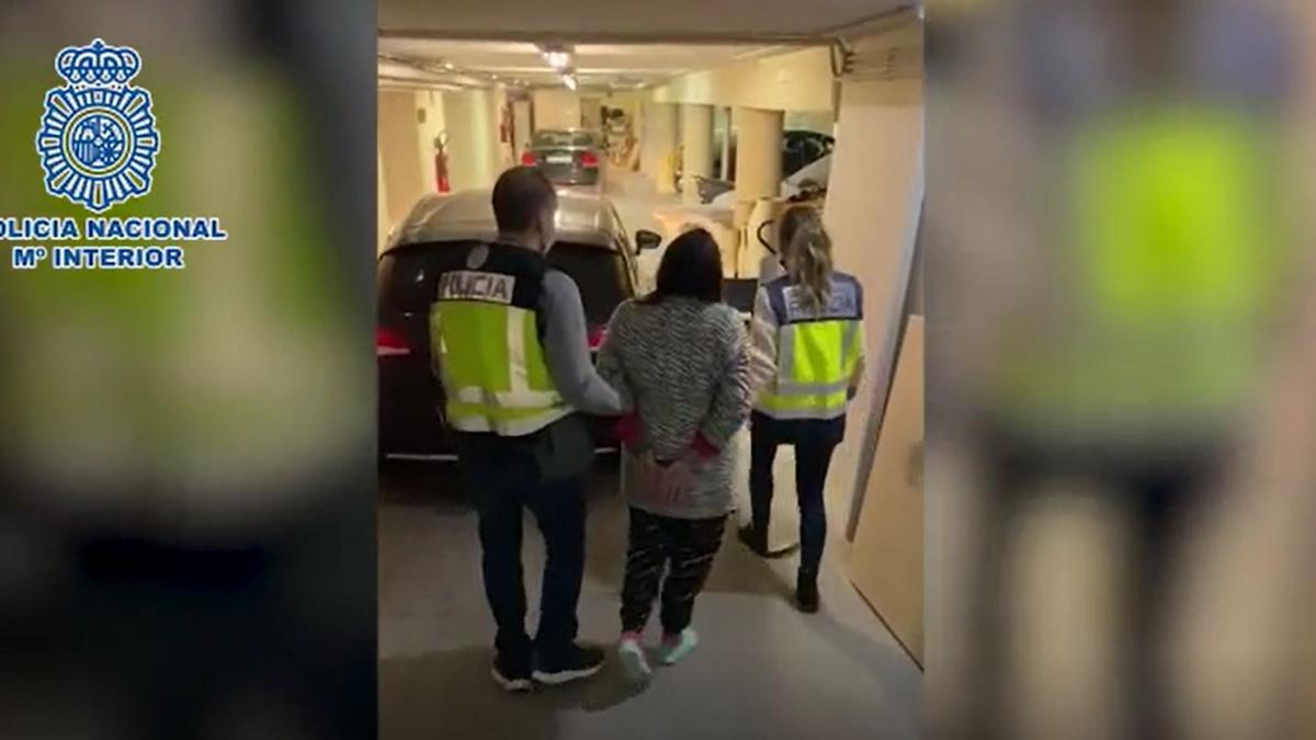 Momento de la detención de la madre que sustrajo a sus hijos de un centro de Aranjuez, en Madrid.