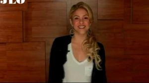 Hola, sóc la Shakira, saluda la cantant colombiana els seus seguidors catalans.
