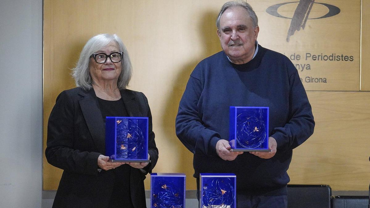 L'artista Montserrat Costa i el president del col·legi, Jordi Grau, amb els guardons que es lliuraran aquest any.