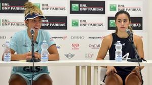 Bea y Claudia durante la rueda de prensa en Roma