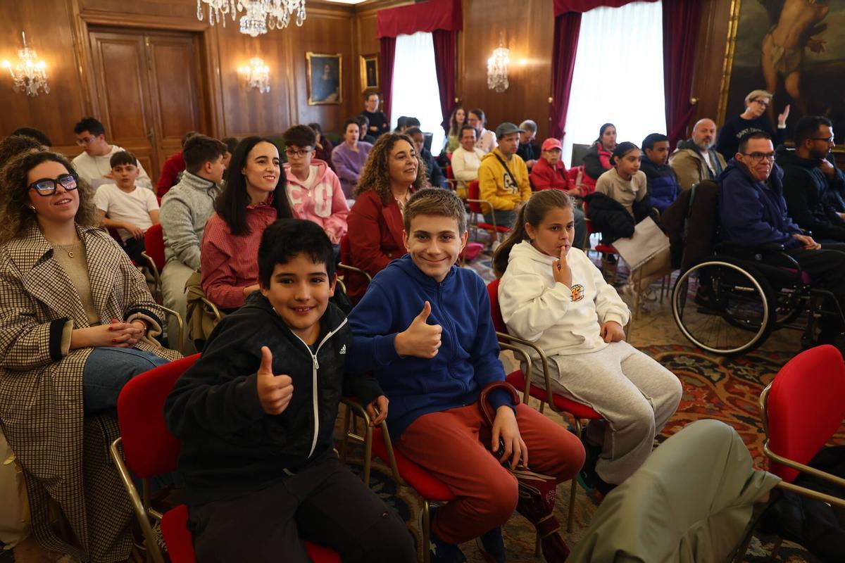 Avilés. Salón de Recepciones. Ayuntamiento de Avilés El concejal de Desarrollo Urbano y Económico, Manuel Campa, recibe a una representación de alumnado y profesorado participantes en el Mercado de Cooperativas Escolares que se celebrará martes 19 de mayo en la Plaza de España