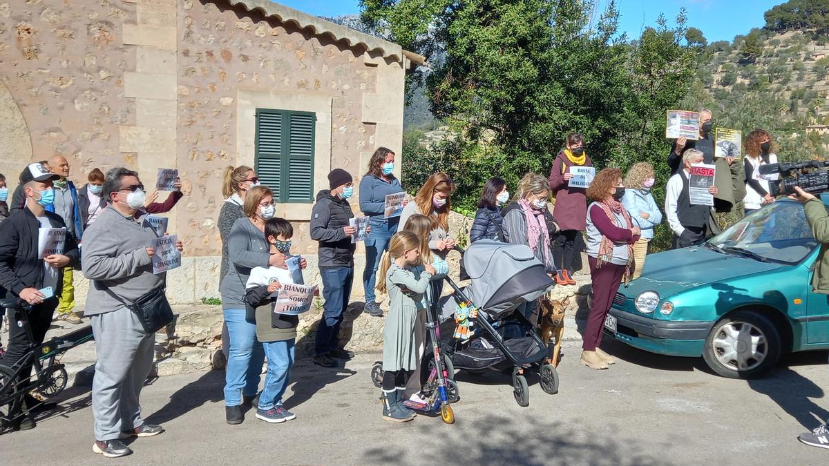 Manifestación por Bianquino, un gato "asesinado a perdigonazos" en Bunyola