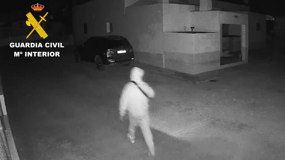 Imagen de una cámara de seguridad del supuesto ladrón entrando en una propiedad.