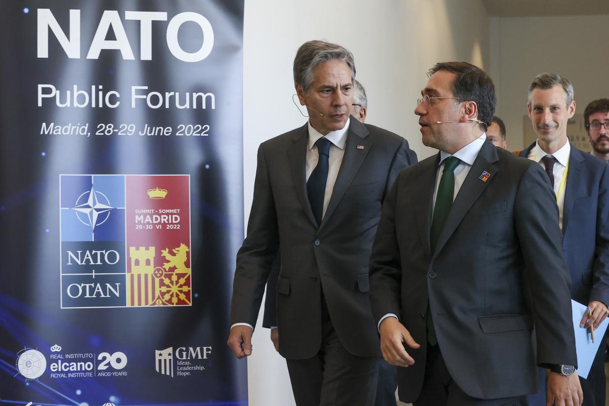 El ministro de Exteriores, José Manuel Albares, con el secretario de Estados de EEUU, Antony Blinken, en la cumbre de la OTAN.
