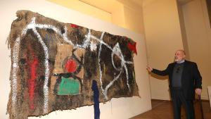 GRAF5166. OPORTO, 11/12/2018.- El Miró más crítico e incomprendido de los años 70, cuando decidió asesinar a la pintura, protagoniza desde hoy en la Casa Serralves de Oporto una exposición que refleja la ira del artista catalán ante el mercantilismo artístico de aquellos años. En la imagen, el comisario de la muestra, Robert Lubar, ante una obra del artista. EFE/Carlos García