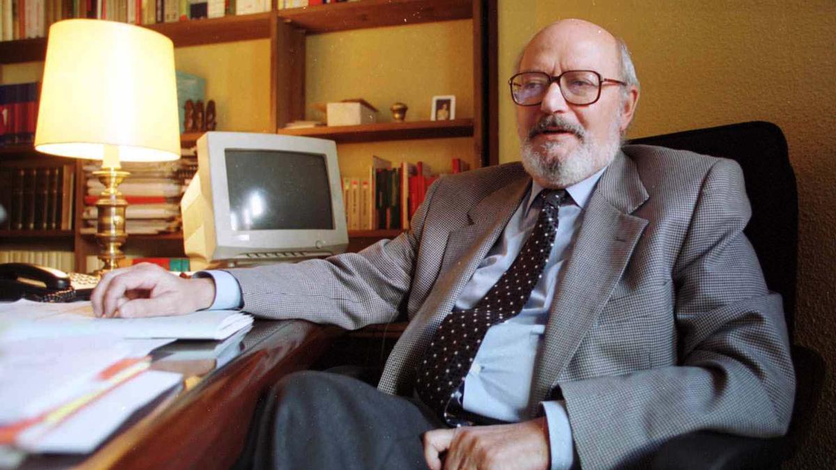 Francisco Granandos, en su despacho, en el año 2000.