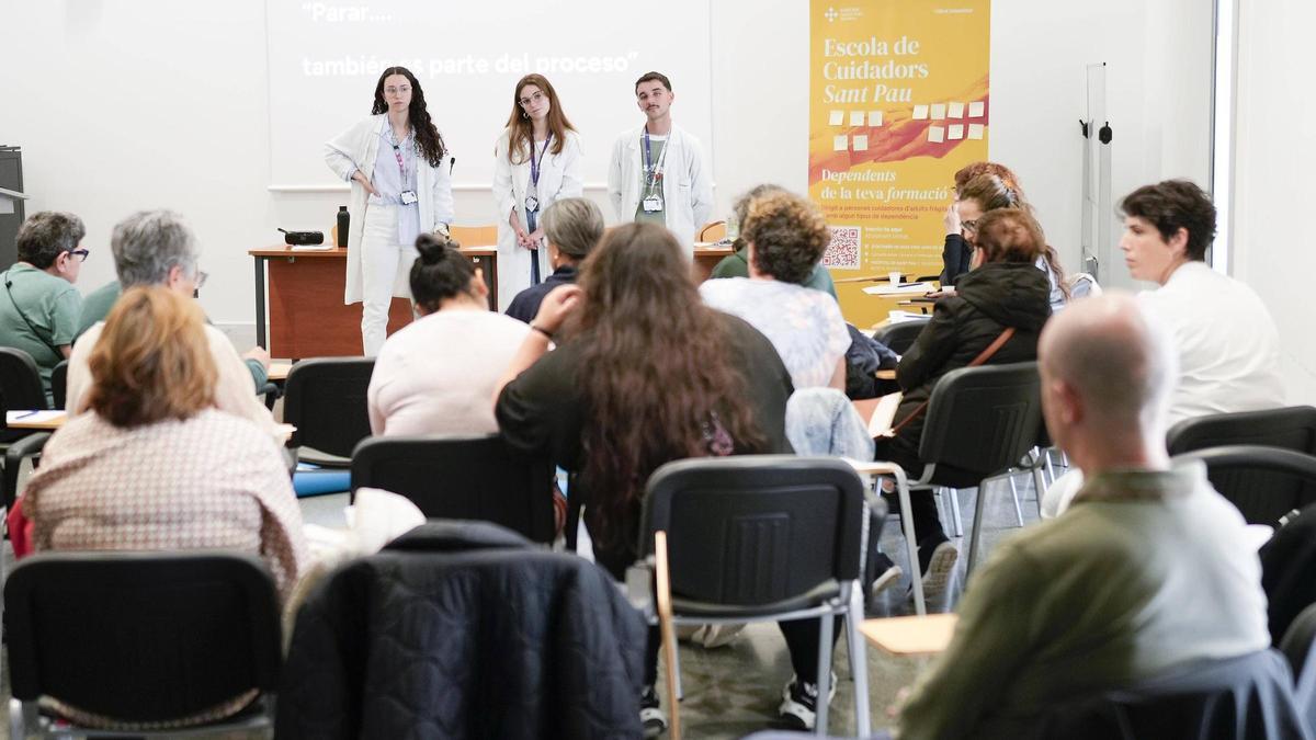 Un taller de la escuela de cuidadoras del Hospital de la Santa Creu i Sant Pau, el pasado 7 de mayo.