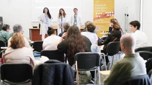 Un taller de la escuela de cuidadores del Hospital de la Santa Creu i Sant Pau, el pasado 7 de mayo.