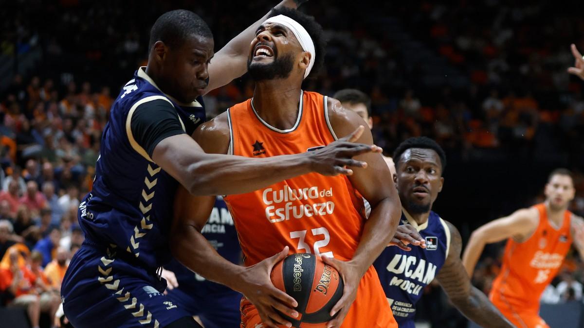 Brandon Davies, next to Moussa Diagne, at Valencia Basket-Ucam Murcia