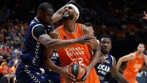 Brandon Davies, junto a Moussa Diagne, en el Valencia Basket-UCAM Murcia