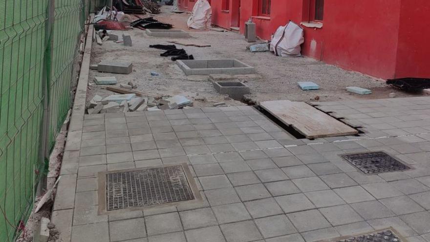 ARCA exige al Ayuntamiento la restitución del bordillo de piedra de la plaza Gomila