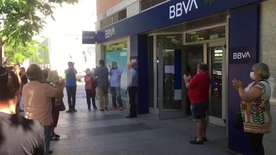 Los empleados de una sucursal bancaria de Oliva, ovacionados