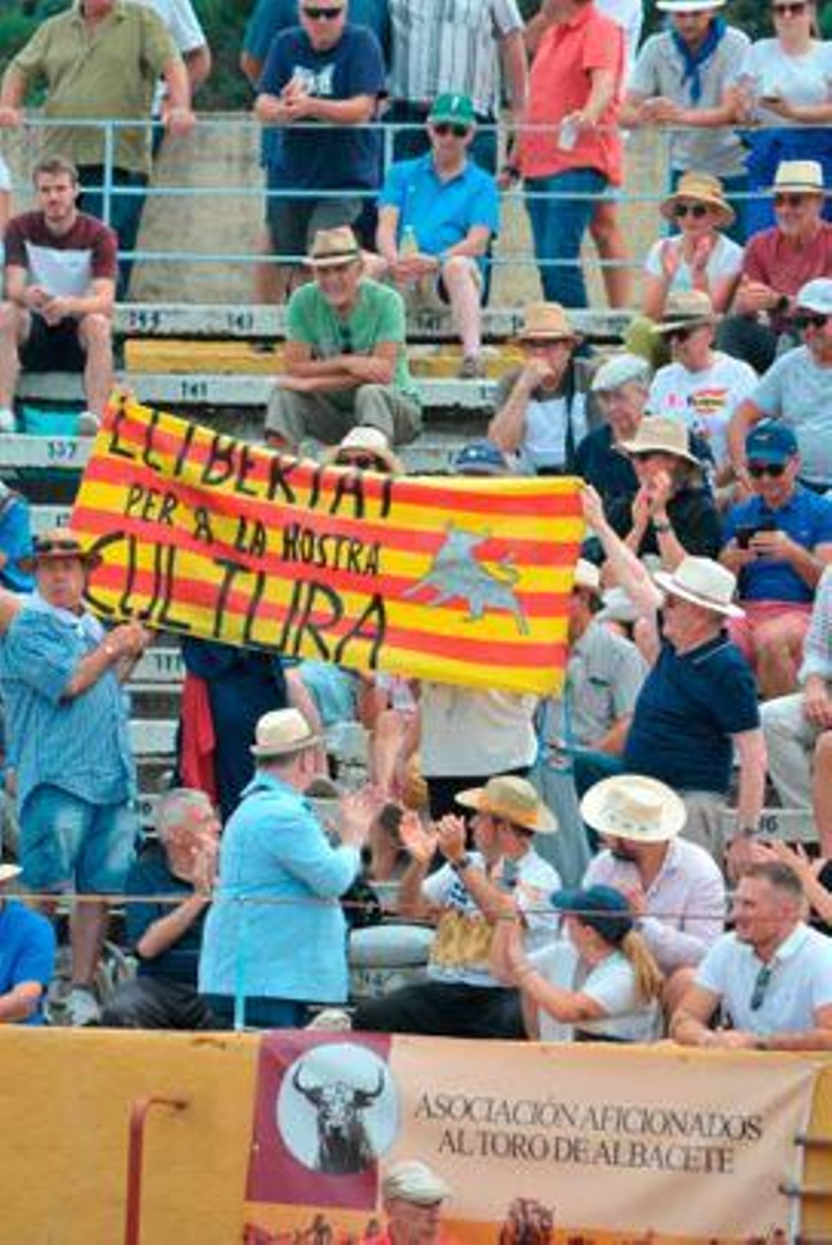Aficionats, reclamant els toros com a part de la cultura catalana.