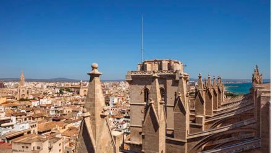 Steigen Sie der Kathedrale von Palma wieder aufs Dach