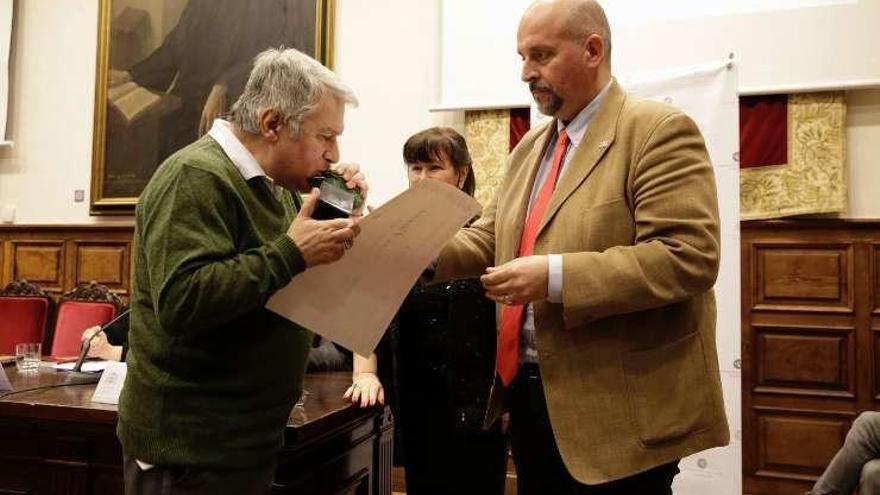 Lorenzo Arias, a la izquierda, recibe de manos del vicerrector Francisco José Borge, el galardón póstumo a Mariano Arias.