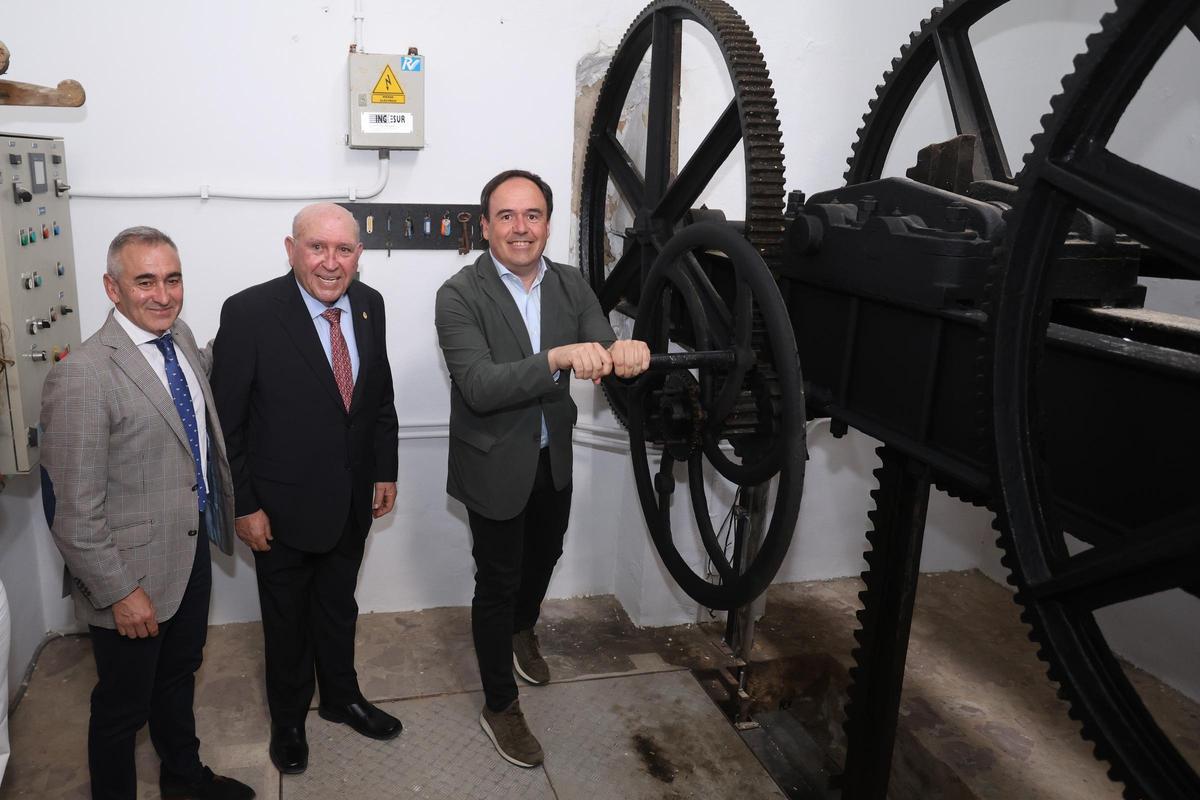 Pérez Llorca con José Pascual Fortea y el conseller de Agricultura, Miguel Barrachina, este miércoles en la suelta de aguas.