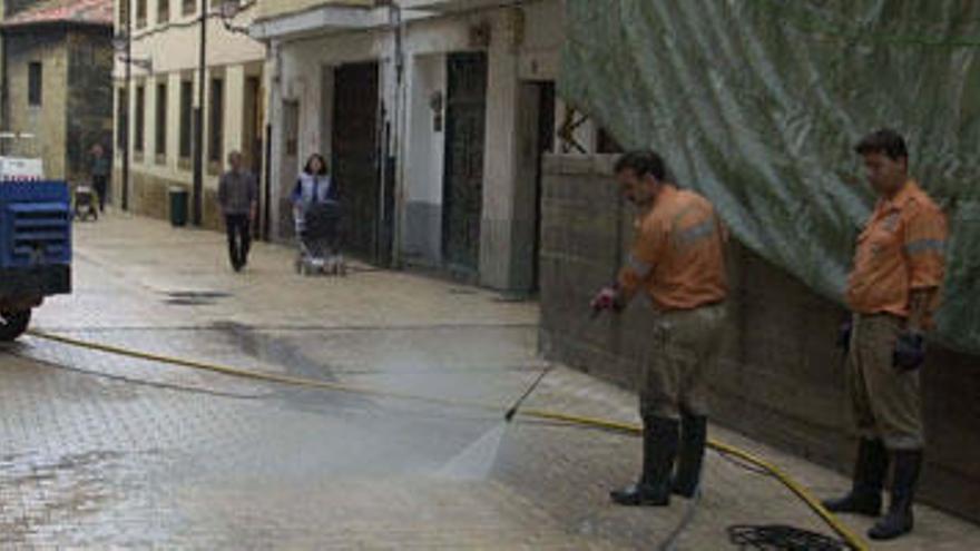 Trabajadores del servicio de limpieza en el &quot;Oviedo Antiguo&quot;.