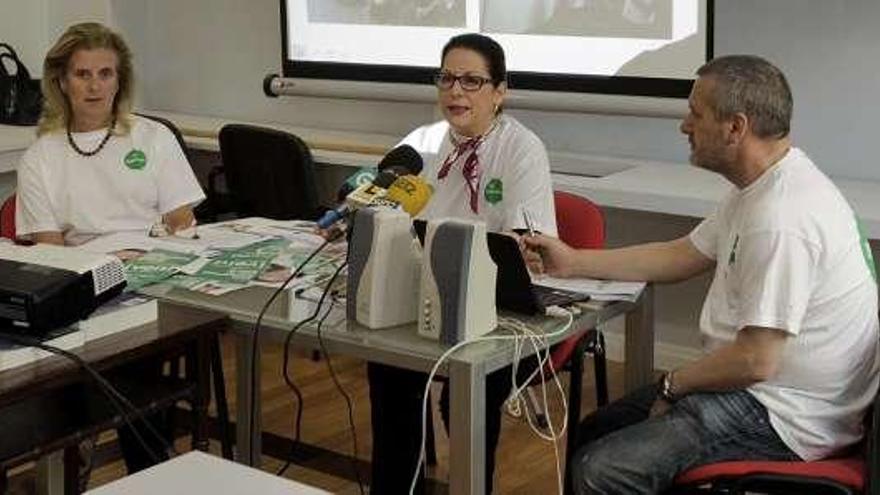 Desde la izquierda, Malules Carbajo, Carmen Rivas y Juan Conde, durante la presentación de la campaña . // José Lores