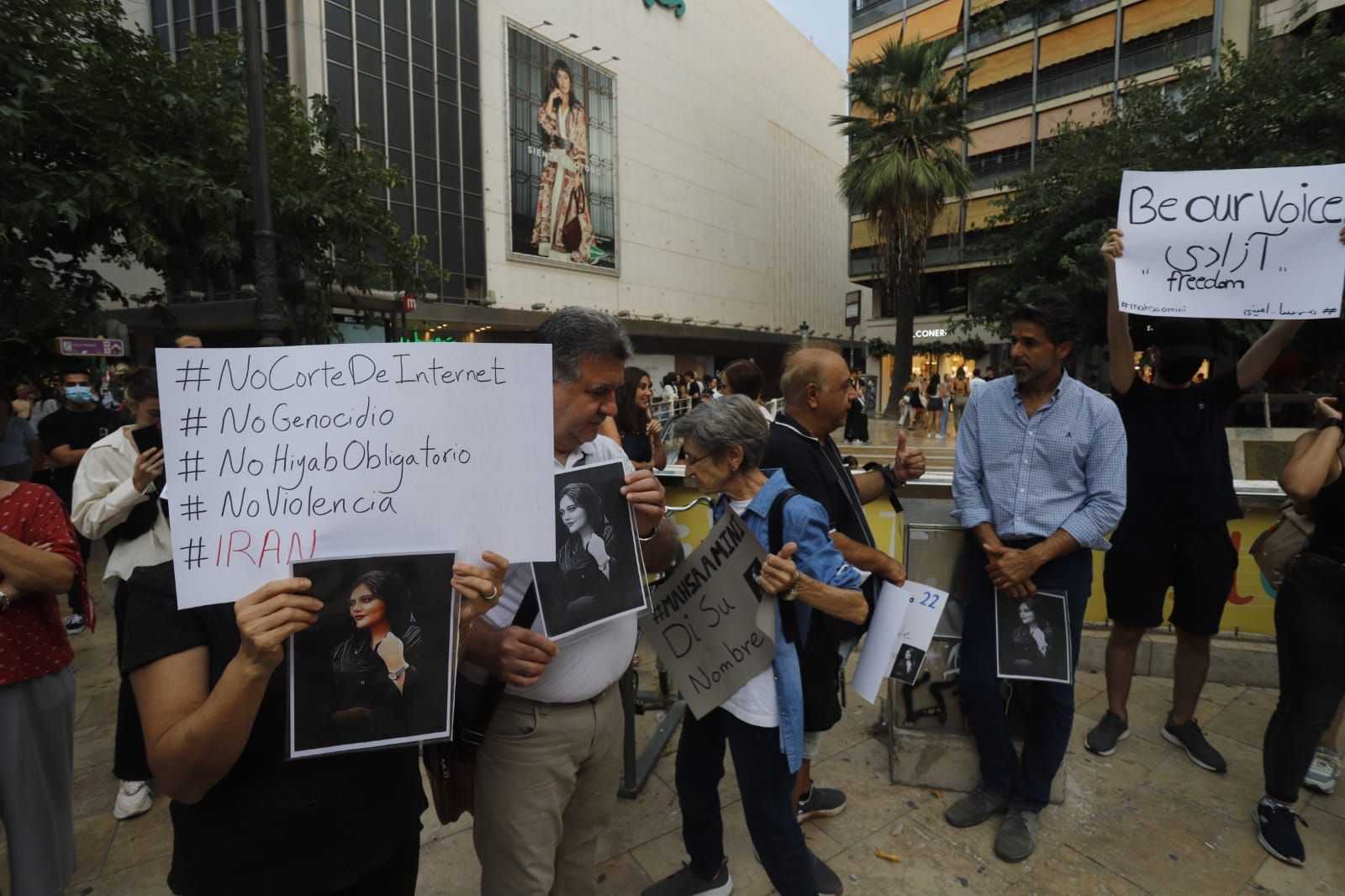 Concentración en València contra el asesinato de Masha Amini.