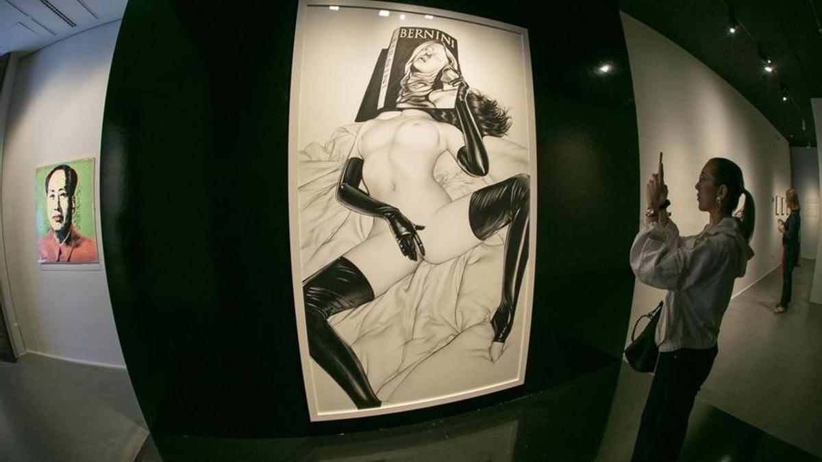 A la izquierda, 'Mao', de Andy Warhol'; en el centro, 'L'estasidilatex', de Juan Francisco Casas.