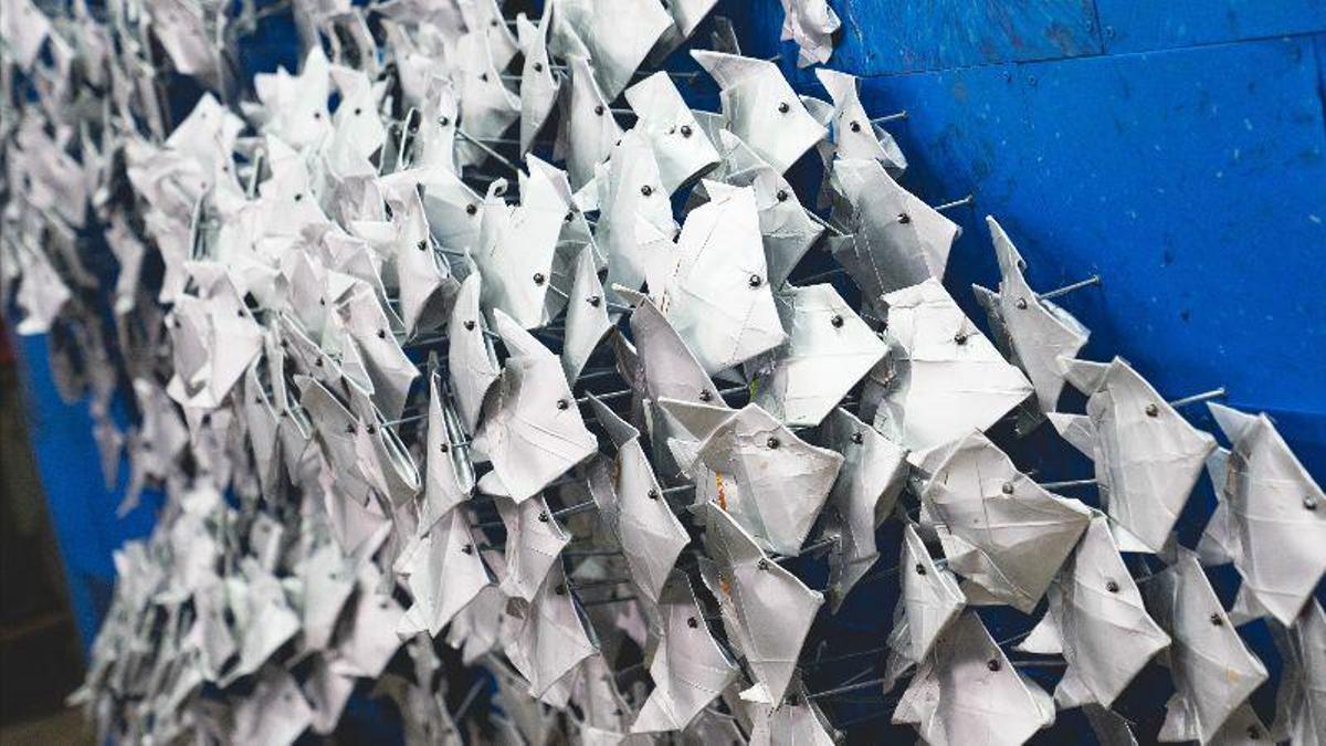 Mural de peces con materiales reciclados.
