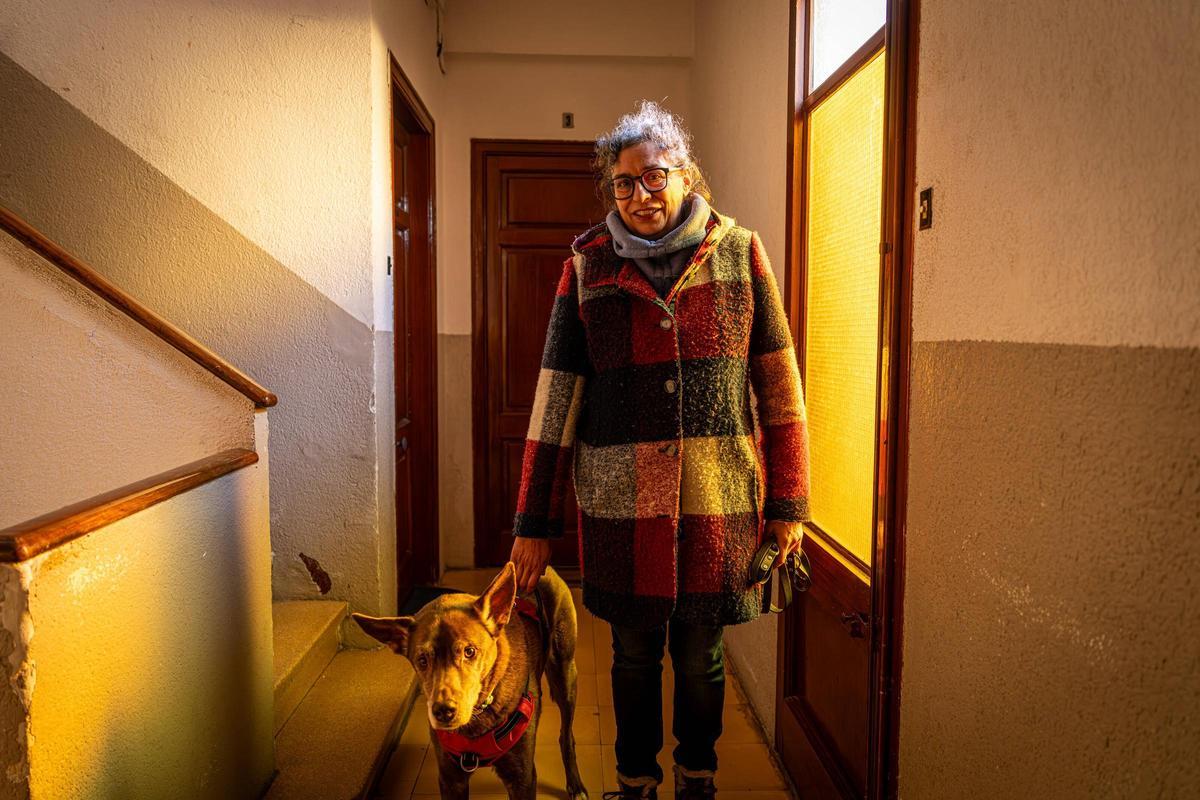 Carme sale de su casa en Sant Cugat, no hay ascensor. La quieren derribar