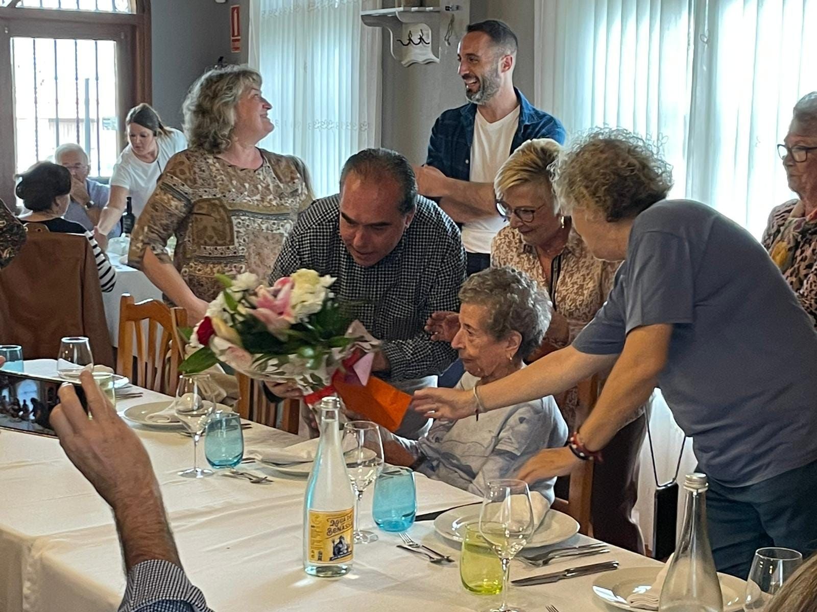 El alcalde de Jérica, Jorge Peiró, entrega un ramo de flores a María Pérez.