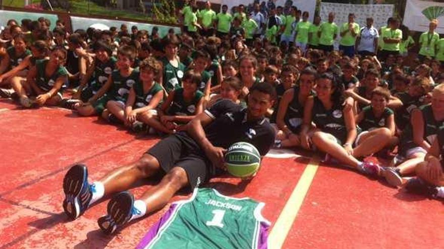 Edwin Jackson posa con su camiseta con el número «1» en el campus Unicaja, junto a todos los chicos y chicas.