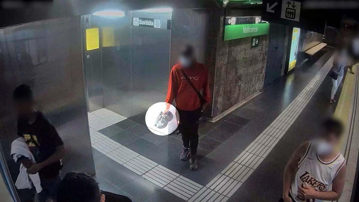 La cámara de seguridad del metro capta a unos ladrones que robaron unas zapatillas en Sarrià