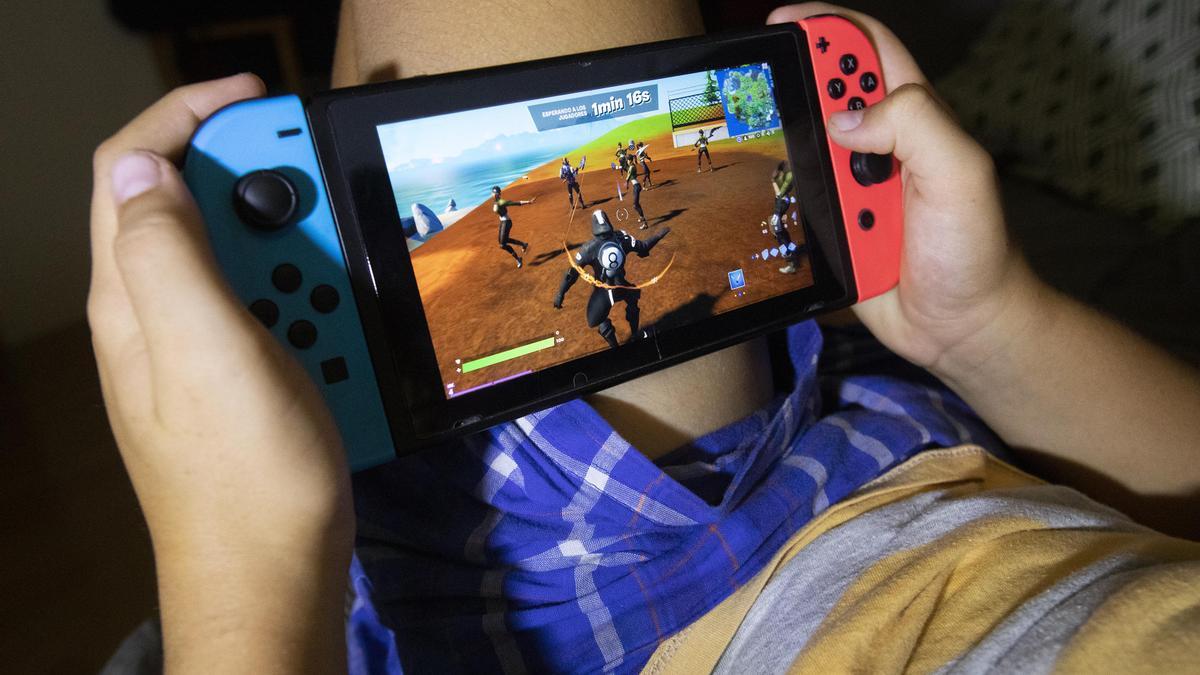 Un niño de diez años juega al videojuego 'Fortnite' con la Nintendo Switch.