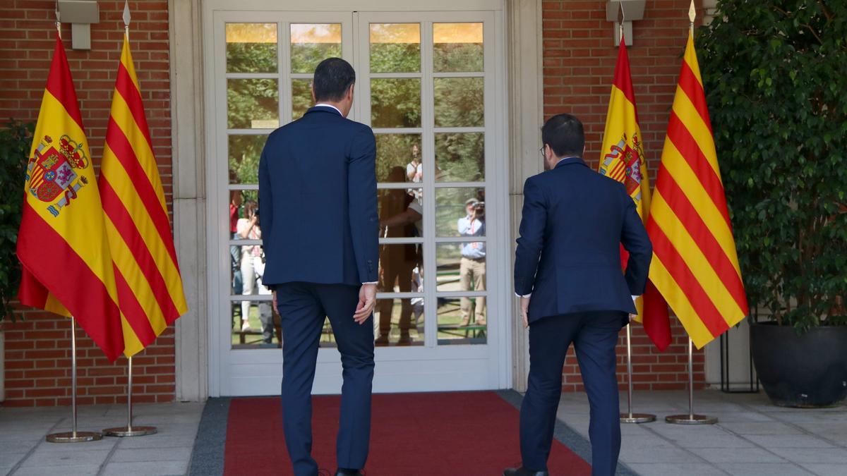 Pedro Sánchez i Pere Aragonès d'esquenes entren al Palau de la Moncloa