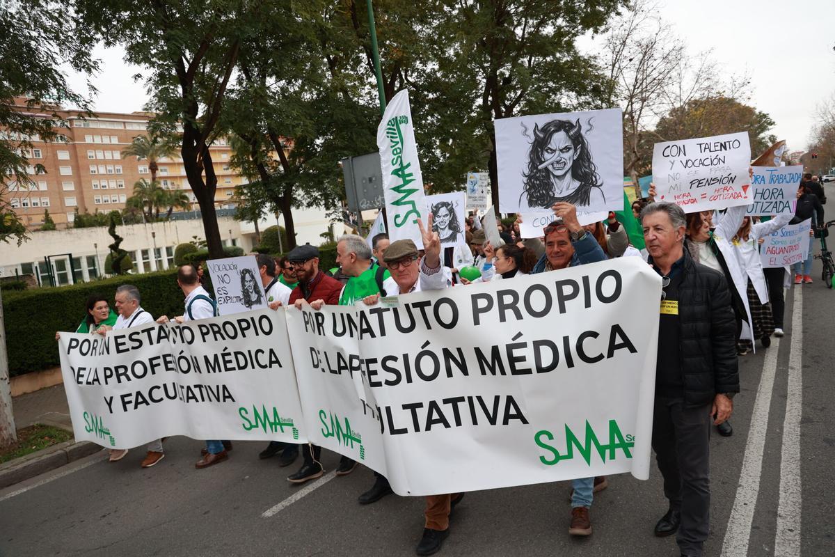 Manifestación convocada por el Sindicato Médico Andaluz con motivo de la tercera jornada consecutiva de huelga contra el estatuto marco aprobado por el Ministerio de Sanidad. A 18 de febrero de 2026, en Sevilla (Andalucía, España). Los profesionales médicos y facultativos de toda España están llamados a la huelga esta semana para mostrar su rechazo al Estatuto Marco impulsado por el Ministerio de Sanidad que cuenta con el visto bueno de varios sindicatos para su aprobación, y exigir un texto propio para el colectivo, que reconozca sus particularidades y responsabilidad laboral. 18 FEBRERO 2026 Rocío Ruz / Europa Press 18/02/2026. Rocío Ruz