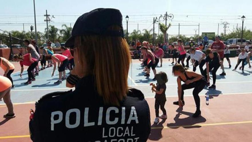 Una policía en las clases