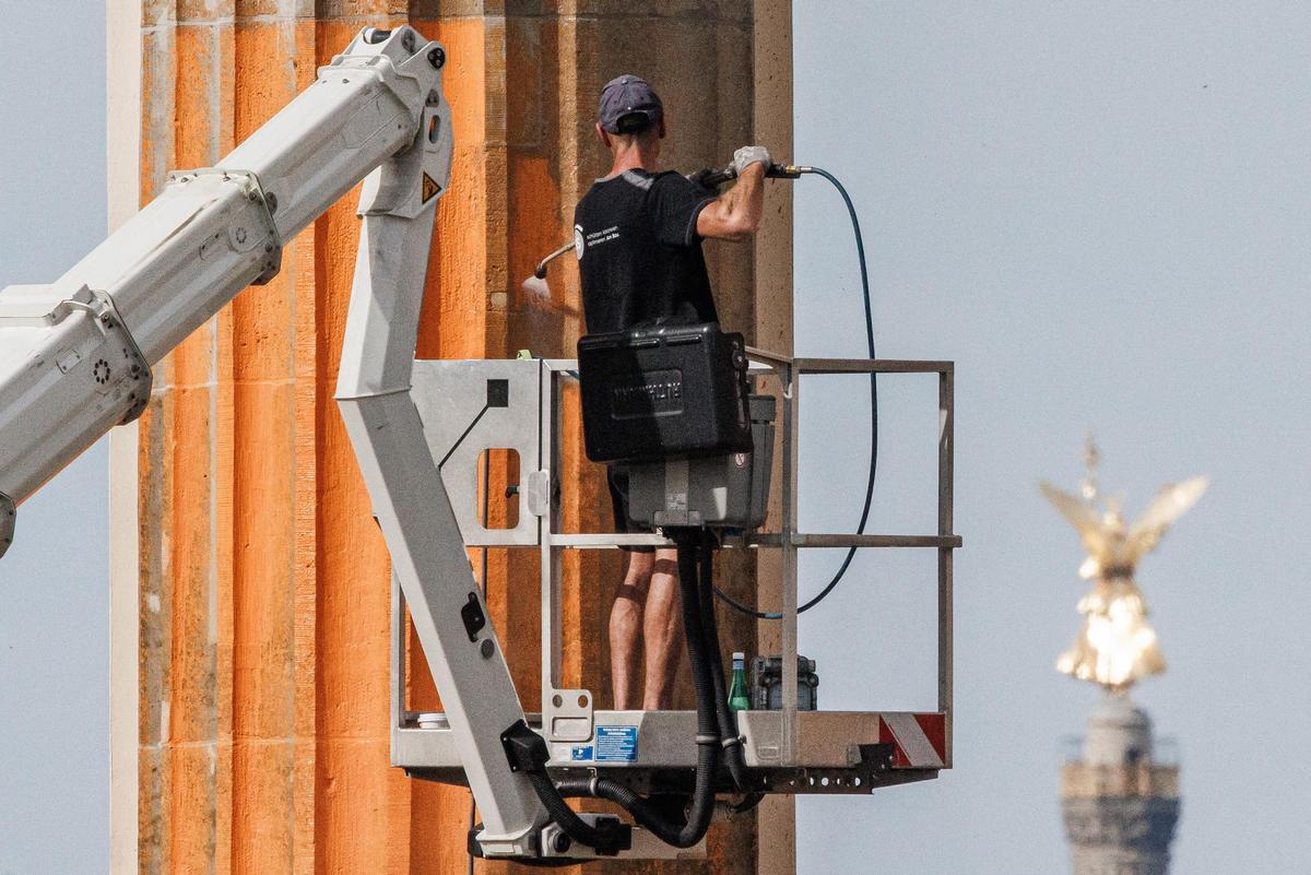 Berlín limpia la Puerta de Brandeburgo tras la protesta de activistas climáticos