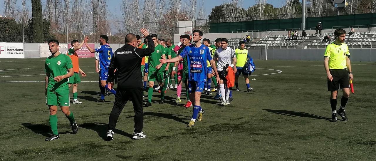 Los jugadores del Cerdanyola y Andratx se saludan al final del partido