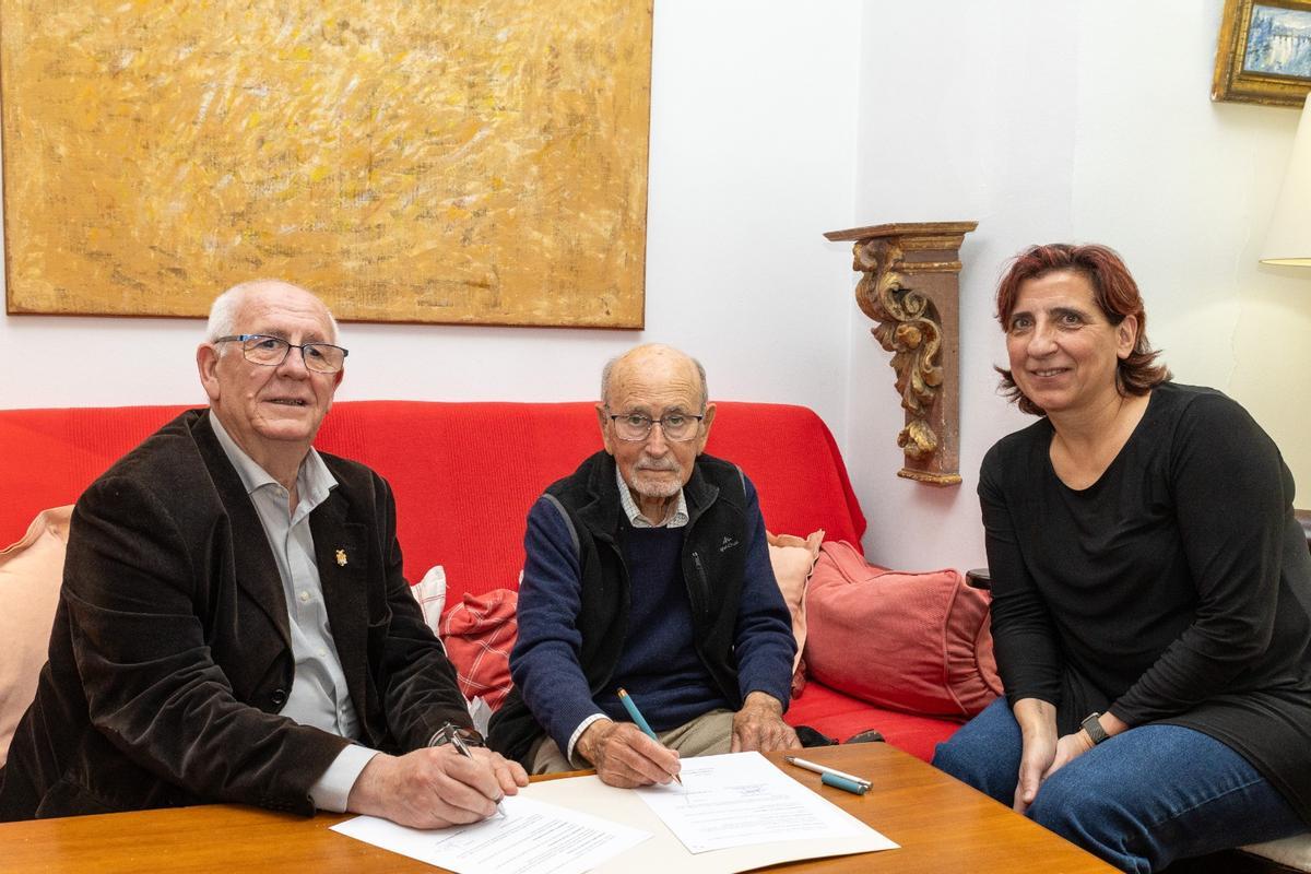 Vicent Ciscar y Marián Val, junto con Salvador Montesa en la firma del convenio.