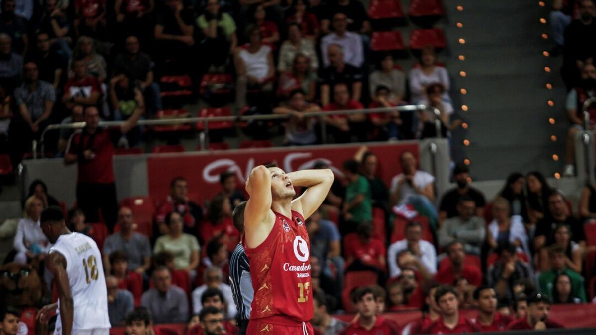 Lomazs se lamenta en el Casademont-UCAM Murcia del 2022.