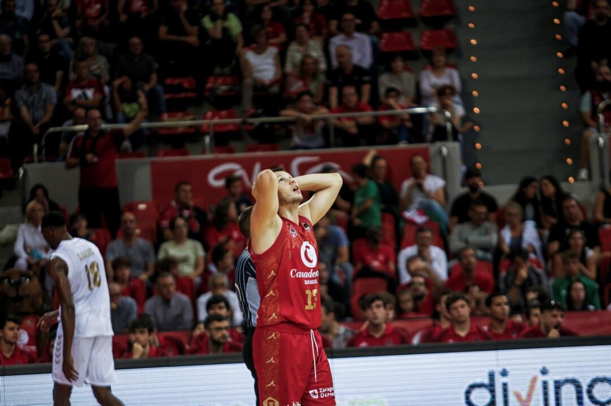 Lomazs se lamenta en el Casademont-UCAM Murcia del 2022.