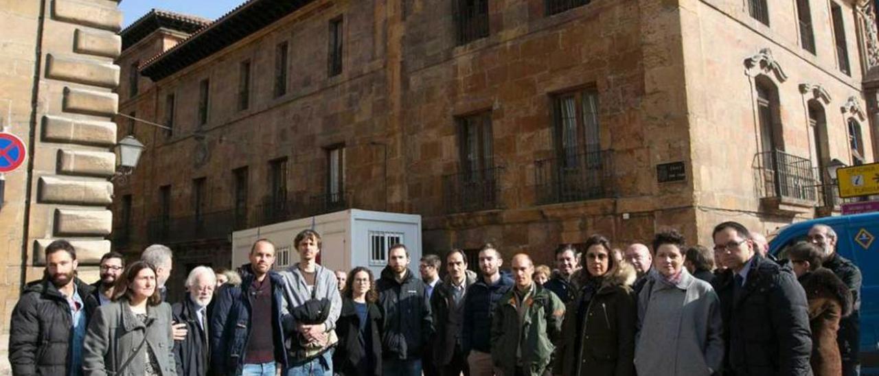 Los trabajadores del centro de Soft Computing, antes del juicio.