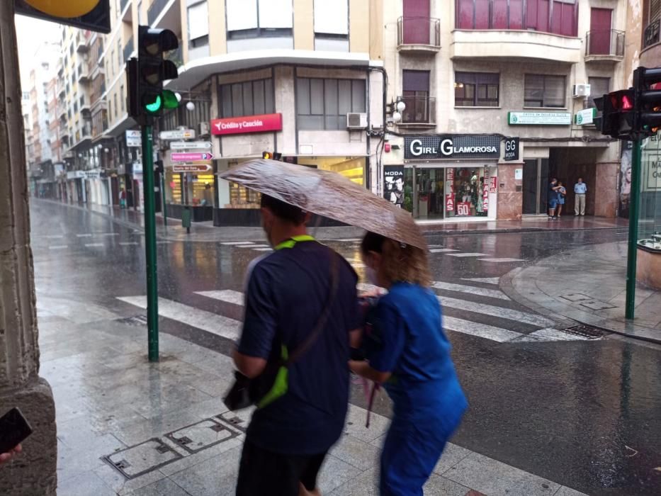 Imágenes del centro de Elche bajo la lluvia y en Montesol