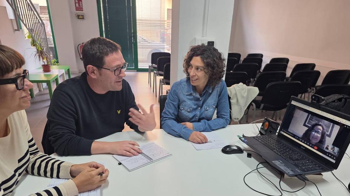 Un momento de la reunión de Garcia y Bou con el Colegio Oficial de Trabajo Social de Castelló.