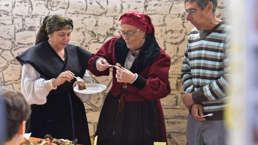 Pili Pérez, Alicia Pais y Juan Carlos Vázquez prueban la fabada de mazapán.