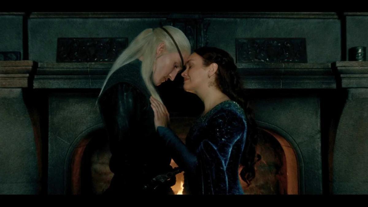 Fotograma de 'Casa Dragon', donde aparece Aemond Targaryen y Alicent Hightower