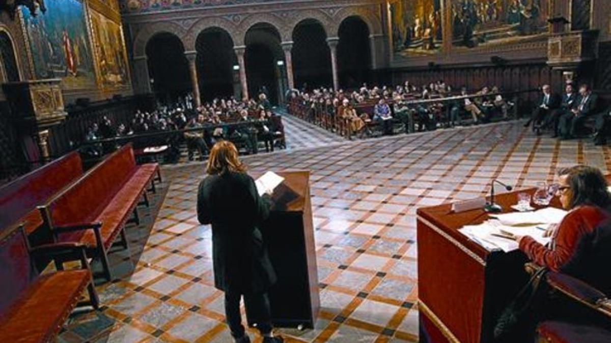 Un momento de las sesiones del claustro celebrado ayer en el paraninfo de la Universitat de Barcelona.