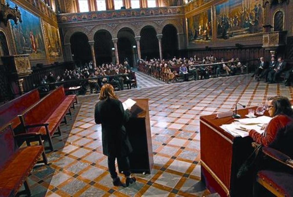 Un moment de les sessions del claustre celebrat ahir al paranimf de la Universitat de Barcelona. Un moment de les sessions del claustre celebrat ahir al paranimf de la Universitat de Barcelona.