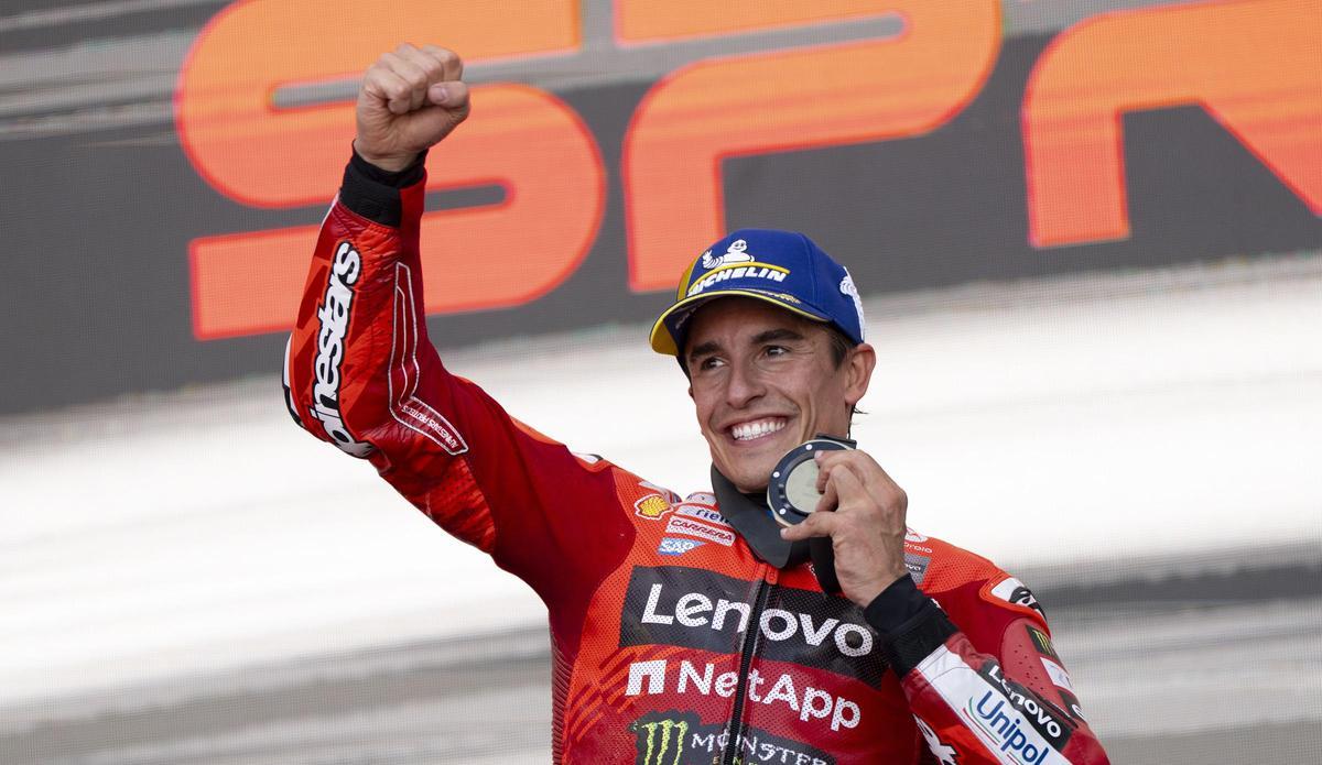 Marc Márquez celebra su victoria, hoy, en Motorland al 'sprint'.