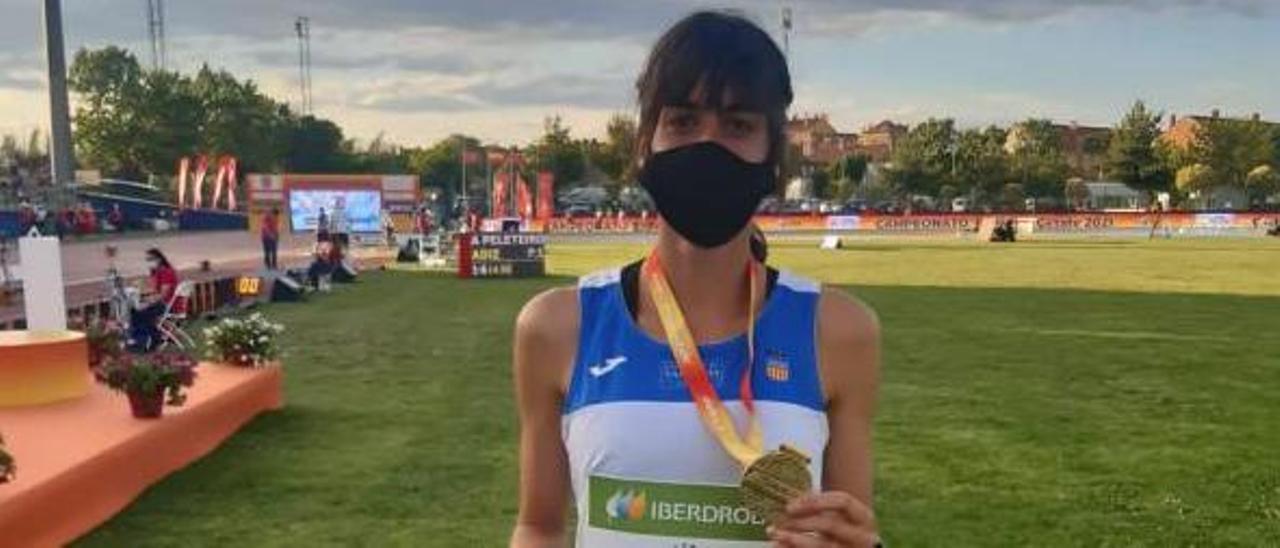 Beatriz Álvarez posa con su medalla de oro en Getafe. |