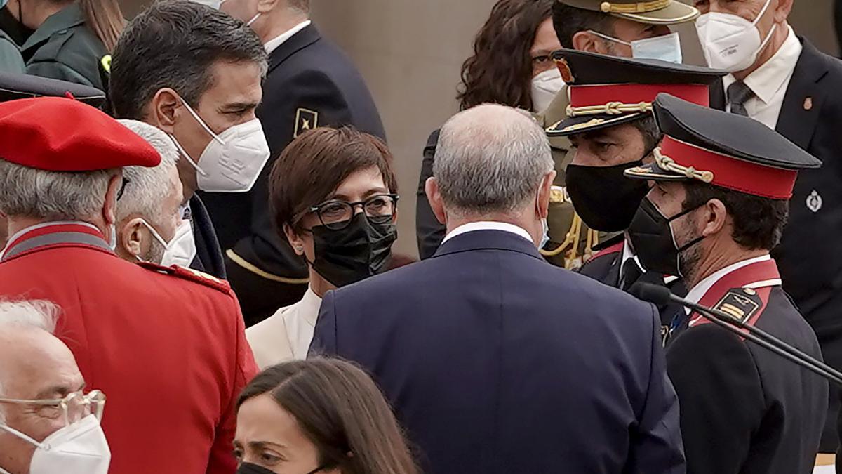 Pedro Sánchez habla con el jefe de los Mossos, Trapero. FOTO: JOSÉ LUIS ROCA